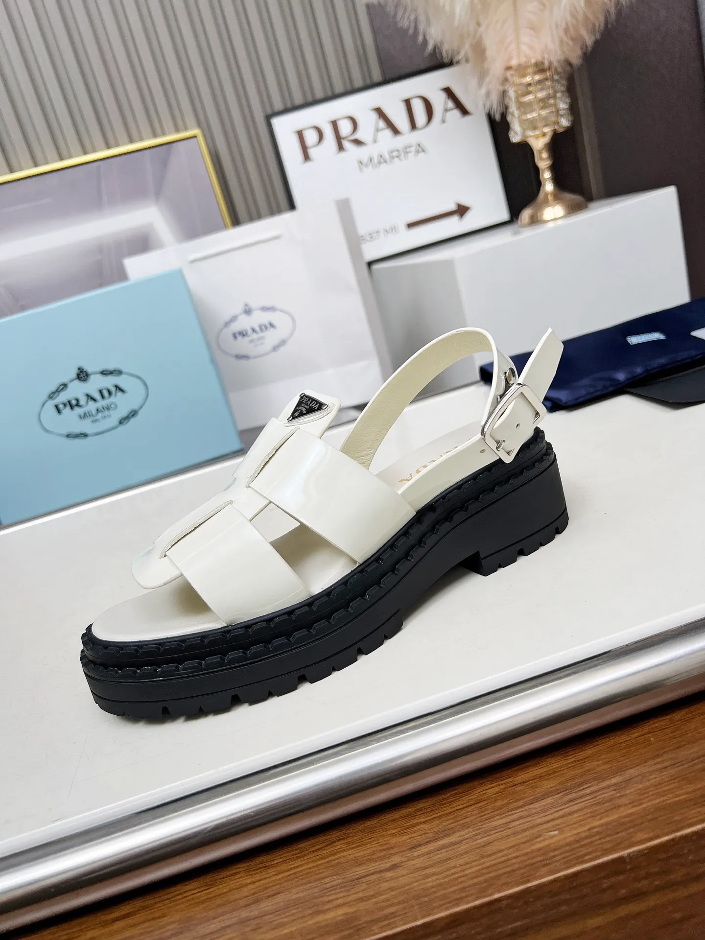 👟👟Ex-factory price 420👟👟 PRADA/Prada 25ss new spring and summer sandals. The simple design is probably the most popular thing about it. It is not the kind that is found on the street. It has its own brand personality. The fabric is made of calfskin and the lining is mixed sheepskin. Heel height: 4.5cm Size: #35-41 (35 41 custom-made is not returnable)